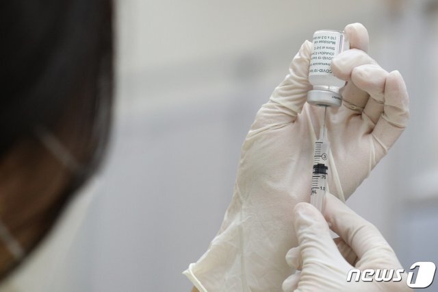지난 8월5일 서울 동작구 보건소 예방접종센터에서 의료진이 백신을 주사기에 담는 모습. /뉴스1 © News1