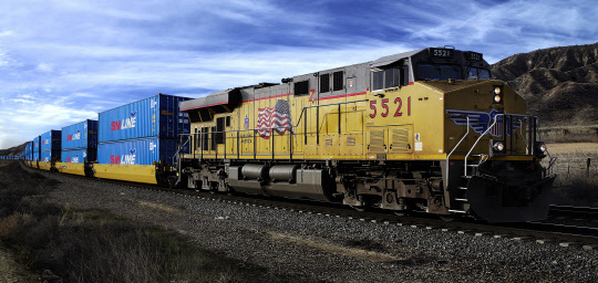 SM상선이 현지 철도회사와 협력을 통해 미국 포틀랜드 항구에서 시카고까지 잇는 철도 수송 서비스를 구축했다. 사진은 미국 내륙으로 운송되는 열차에 컨테이너가 적재돼 있는 모습. <SM상선 제공>