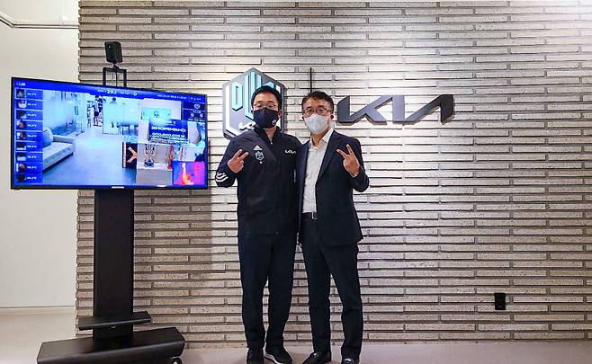 이준영 담원기아 부사장(왼쪽)이 이태희 씨유이코리아 대표와 기증식에서 기념촬영했다.