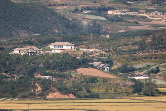 26일 경기 파주 오두산통일전망대에서 바라본 북한 개풍군 마을에 적막이 흐르고 있다. 2021.9.26/뉴스1 © News1 유승관 기자 /사진=뉴스1