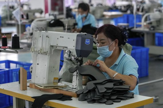 [후베이성(중국)=AP/뉴시스]중국 후베이성의 한 스포츠 장비 제조 공장에서 노동자들이 아이스 스케이팅 장비를 만들고 있다. 2021.08.17.photo@newsis.com /사진=뉴시스