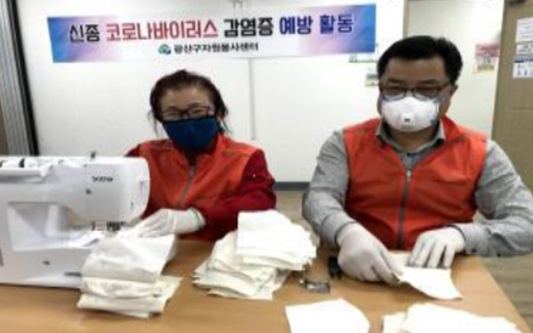최영자 씨(왼쪽)가 광산구 자원봉사센터 회원들과 함께 면마스크를 제작하고 있다. (사진=행정안전부)