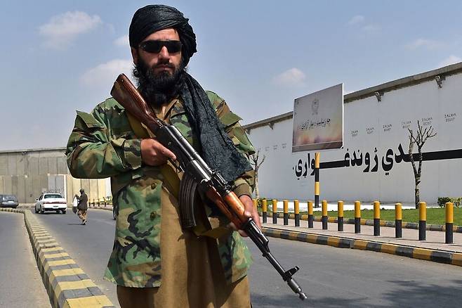 수염을 덥수룩하게 기른 탈레반 전사가 23일 카불 시내에서 경계를 서고 있다. 카불/AFP 연합뉴스