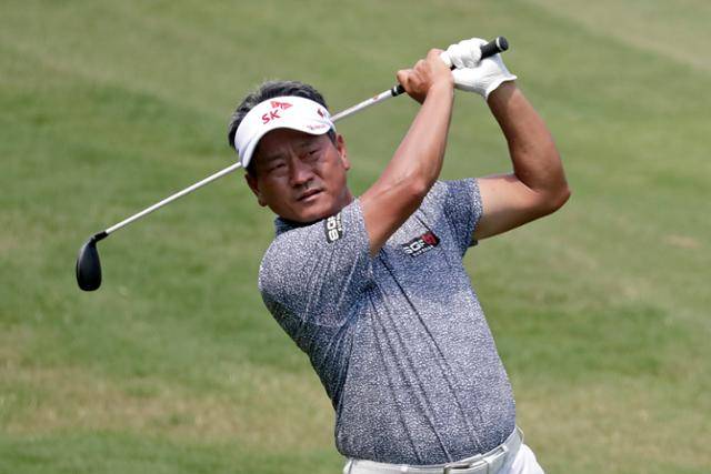 최경주가 8월 13일(현지시간) 미국 노스캐롤라이나주 그린즈버러의 세지필드 CC에서 열린 미국프로골프(PGA) 투어 정규 시즌 마지막 대회 윈덤 챔피언십에서 샷을 하고 있다. AP 뉴시스