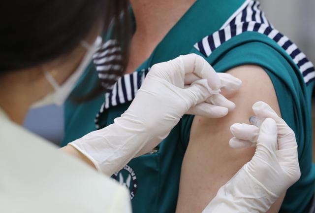 지난달 5일 서울시 동작구 보건소에서 백신 미접종 60∼74세 어르신들이 백신 접종을 받고 있다. 연합뉴스