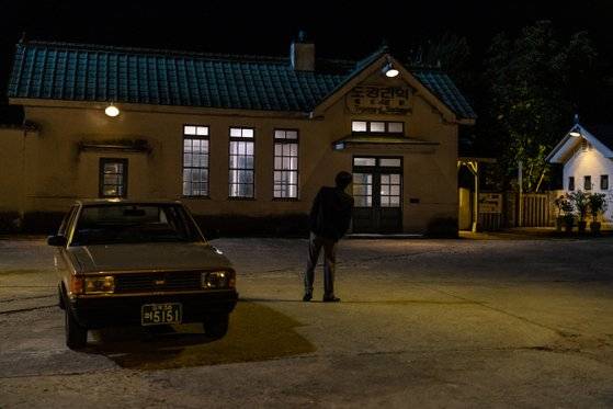 영화 속 승부역의 외관은 삼척 도경리역을 꾸며 촬영한 것이다. 도경리역은 영동선에서 가장 오래된 기차역으로 유명하다. 사진 롯데엔터테인먼트