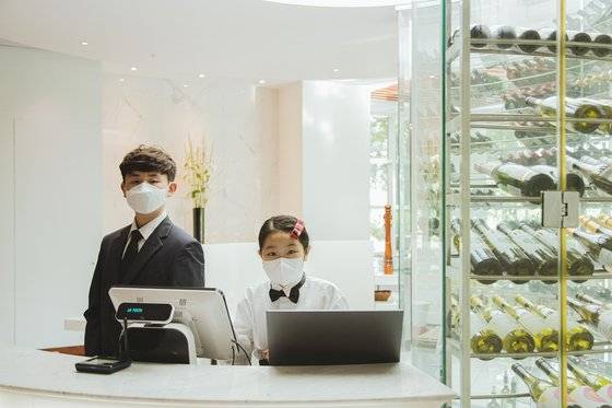 호텔 레스토랑에서는 리셉션니스트와 웨이터·웨이트리스트, 소믈리에 등 여러 직군의 호텔리어가 협업한다.