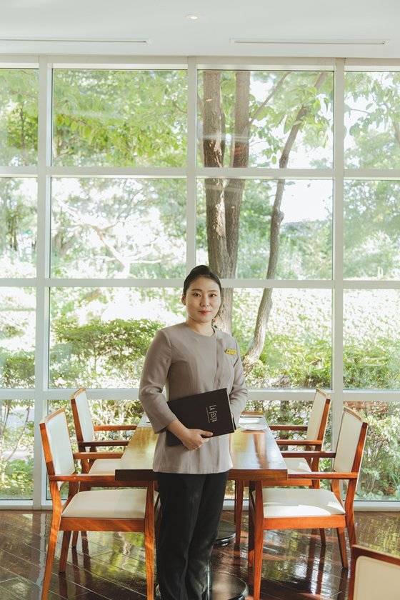 김수현 '라페스타' 캡틴은 레스토랑에서 일하는 호텔리어의 자질로 고객이 필요한 것을 미리 챙기는 눈썰미를 강조했다.