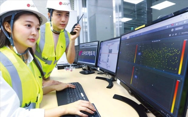 LG유플러스 직원이 LG유플러스 인천 간석운영센터에 설치된 배전반진단 솔루션을 이용하고 있다. /LG유플러스 제공
