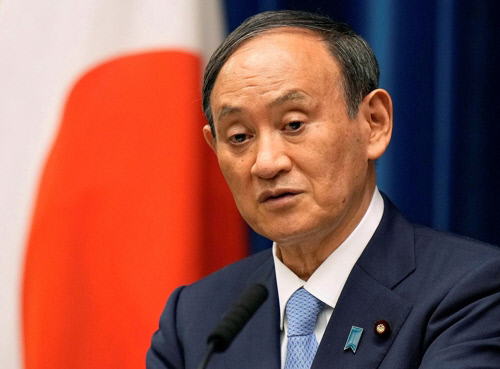 스가 요시히데(菅義偉) 일본 총리가 지난달 17일 도쿄 총리 관저에서 코로나19 긴급사태 확대에 관한 기자회견을 진행하고 있다. 도쿄|로이터연합뉴스