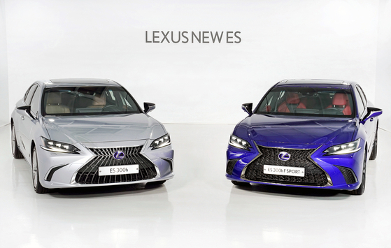 Lexus launched a partially revamped ES 300h, left, and ES 300h F Sport in Korea on Monday. [LEXUS KOREA]