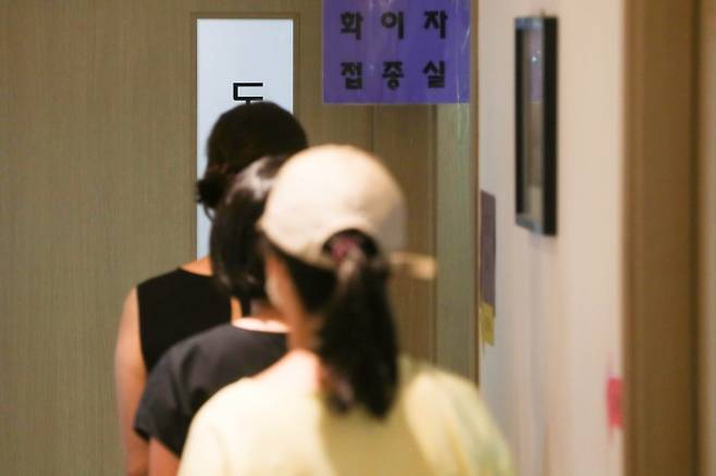 만18~49세 사전예약자를 대상으로 한 코로나19 백신 접종이 시작된 8월 26일 서울 관악구의 한 병원에서 시민들이 백신 접종을 위해 줄 서 있다.  사진공동취재단