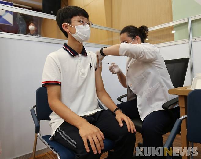 고3 수험생이 지난 7월 19일 오전 서울 양천구 해누리타운 백신접종센터에서 코로나19 화이자 백신 접종을 받고 있다.   박효상 기자
