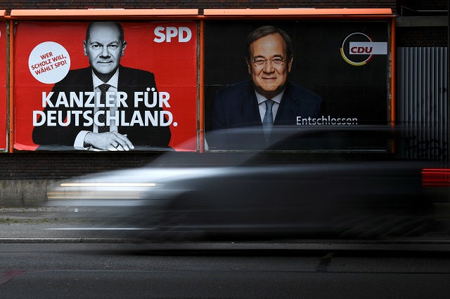 독일 연방하원 총선을 사흘 앞둔 23일(현지시간) 베를린 거리에 올라프 숄츠(왼쪽) 사회민주당 (SPD) 총리 후보와 아르민 라셰트 독일 기독민주당(CDU)·기독사회당(CSU) 연합 총리 후보의 선거 포스터가 나란히 내걸려 있다. 로이터연합뉴스