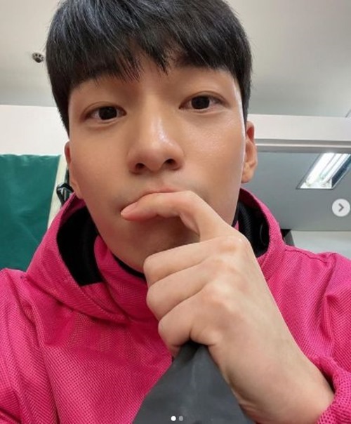 Actor Wi Ha-joon flaunts warm beautyWi Ha-joon posted a picture and a picture on his instagram on the afternoon of the 27th, Pink Dol Junho Hwang squid game # Wi Ha-joon # Hwang Jun-ho.Inside the picture is his picture of a pink suit and taking a selfie.With a sleek jawline, Wi Ha-joon showed off her warm-looking look with a clear eye.In addition, through the video, he released the image of the monitored screen after shooting the squid game and emanated cuteness.On the other hand, Wi Ha-joon appeared as Hwang Jun-ho in the Netflix original series squid game released on the 17th.