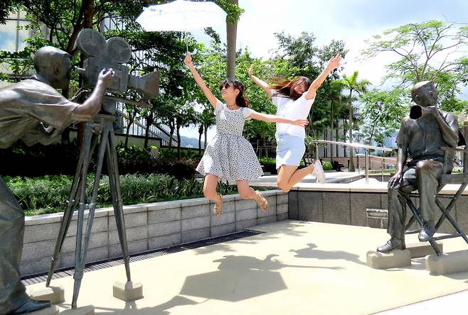 홍콩 영화의 자취들을 모은 테마파크 ‘홍콩 스타의 거리’에서 한국인 MZ세대 관광객들이 재미있는 포즈를 취하고 있다.