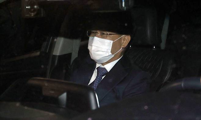 화천대유자산관리(화천대유)의 최대 주주 김만배 씨가 27일 참고인 신분으로 조사를 마치고 서울 용산경찰서를 나서고 있다. [연합]