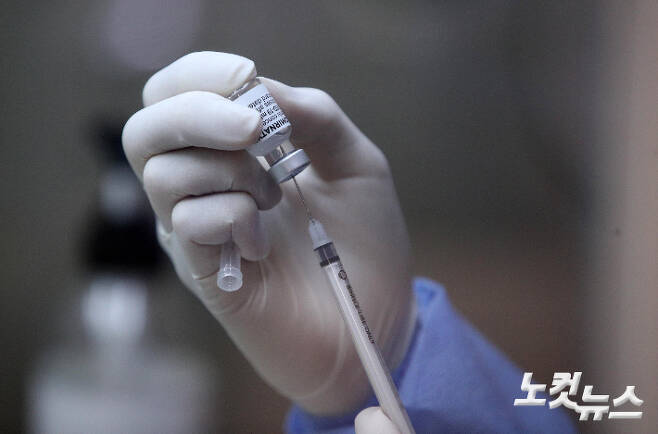 서울 용산구 예방접종센터에서 의료진이 백신 접종을 준비하고 있다. 이한형 기자