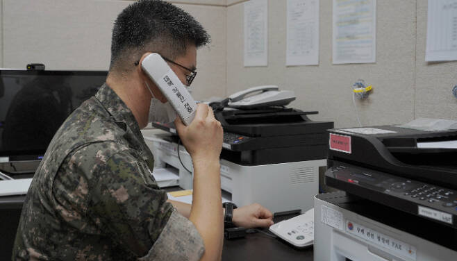 남북 간 통신연락선이 복원된 7월27일 군 관계자가 서해지구 군 통신선을 활용해 시험통화를 하는 모습. 국방부 제공