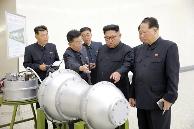 김정은 북한 국무위원장(오른쪽 두 번째)이 핵탄두 모형을 살펴보는 모습. 북한은 지난 2017년 9월 3일 6차 핵실험 이후 해당 사진을 관영 언론을 통해 공개했다. 전문가들은 6차 핵실험이 수소폭탄이 아닌 증폭핵분열탄실험이었을 것으로 추정하고 있다. /조선중앙통신 AP 연합뉴스
