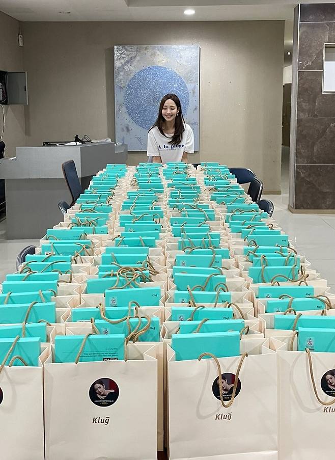 Actor Park Min-young gave a surprise Gift to JTBCs Meteorological Agency People: In-house Love Cruelty shooting staff.Park Min-young announced on the 27th that Park Min-young gave a gift to the shooting staff for health functional foods and massagers.It is the back door that many staffs were impressed by Park Min-youngs surprise Gift, which was prepared with gratitude and support.Meanwhile, JTBCs new Drama, Meteorological Agency People: In-house Love Cruelty, is an office melodrama that depicts the work and love of people from the Meteorological Agency, and Park Min-young plays the role of the Weather presenter general of the Meteorological Agency.The Weather Service: The In-house Love Cruelty episode, starring Park Min-young, is scheduled to air next year and is currently filming.
