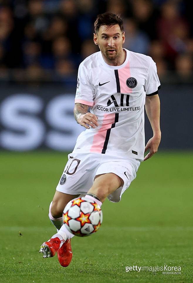 PSG 리오넬 메시가 지난 16일 유럽챔피언스리그 클럽 브뤼헤전에서 드리블하고 있다. Getty Images코리아