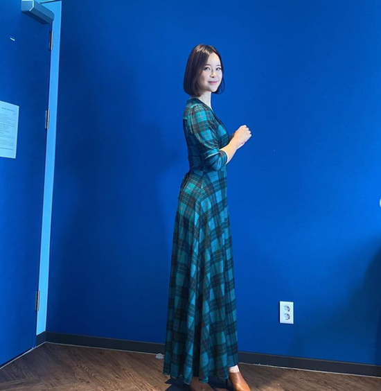 Baek Ji-young posted a picture and a photo on his instagram on the 26th, Green Joa!!!In the open photo, Baek Ji-young is wearing a green dress and boasts a unique proportion. The slim body that stands out in the long dress captivates the attention.A lovely smile also attracts attention.Meanwhile, Baek Ji-young is married to actor Jung Suk-won and has a daughter in the family.Photo = Baek Ji-young Instagram