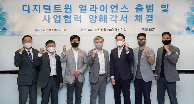 SKT는 국내 중견·중소 제조기업의 경쟁력 강화와 근로자 안전 제고에 도움이 될 ‘구독형 디지털트윈 서비스’ 출시를 목표로 ‘디지털트윈 얼라이언스’를 출범한다고 28일 밝혔다. (왼쪽부터) 다쏘시스템 문귀동 제조영업본부장, 노주환 에스디플렉스 대표, 신용식 SK텔레콤 IoT Co장, 송병훈 한국전자기술원 SMIC센터장, 하태진 버넥트 대표, 윤재민 플럭시티 대표, 유훈상 위즈코어 성장사업본부장이다.