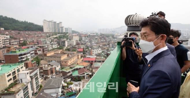 노형욱 국토부 장관이 서울 은평구 증산4구역을 바라보고 있는 모습 (사진=이데일리DB)