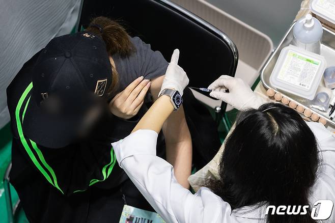 27일 서울 서대문구 북아현문화체육센터에 마련된 신종 코로나바이러스 감염증(코로나19) 백신 예방접종센터에서 예방접종이 진행되고 있다. © News1 유승관 기자