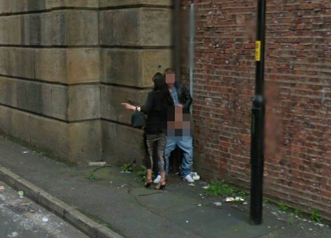 영국 맨체스터의 한 길거리에서 커플이 성행위를 벌이는 모습이 구글 로드뷰에 포착돼 충격을 안겼다. (트위터 갈무리) © 뉴스1
