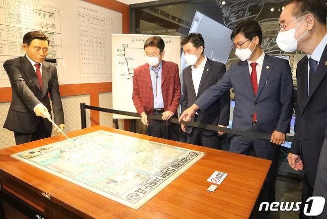 28일 경북 구미에서 열린 박정희대통령역사자료관 개관식에서 장세용 구미시장(오른쪽 첫번째)이 이철우 경북지사 구자근 국민의힘 의원 등 내빈들에게 자료관 안내를 하고 있다. 2021.9.28/뉴스1 © News1 정우용 기자