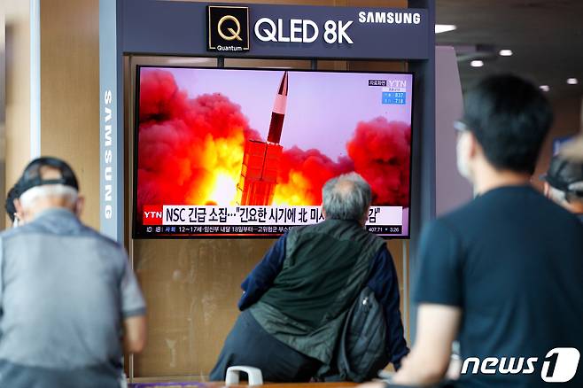 28일 서울역에서 시민들이 북한 단거리 미사일 발사 관련 뉴스를 시청하고 있다. 2021.9.28/뉴스1 © News1 안은나 기자