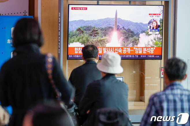 28일 서울역에서 시민들이 북한 단거리 미사일 발사 관련 뉴스를 시청하고 있다. 북한은 이날 오전 6시40분쯤 북한 자강로 무평리 일대에서 '단거리 미사일'로 추정되는 발사체 1발을 동해상을 향해 쐈다. 2021.9.28/뉴스1 © News1 안은나 기자