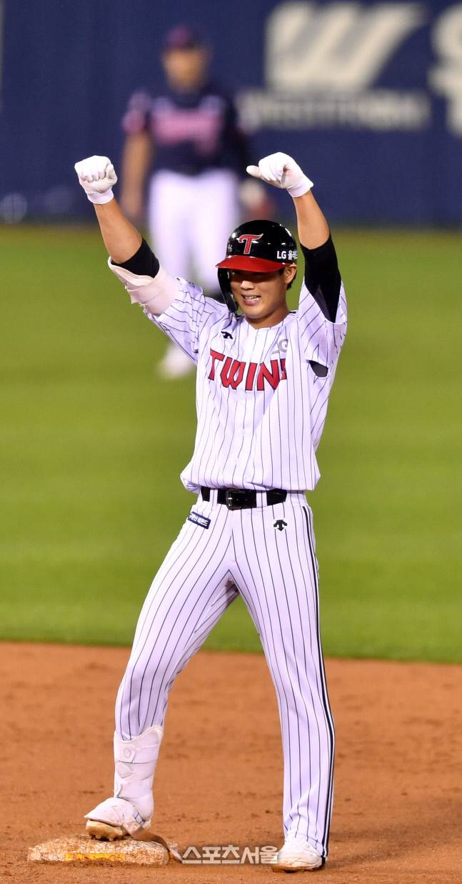 LG 이영빈이 28일 잠실 롯데전에서 6회말 대타로 결승타를 터뜨린 후 환호하고 있다. 잠실 | 강영조기자 kanjo@sportsseoul.com