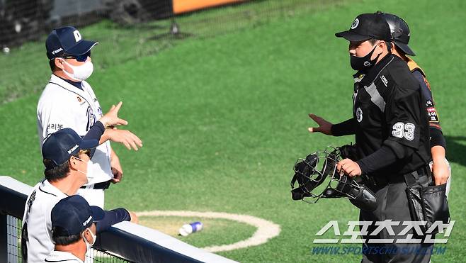 두산 김태형 감독과 강석천 코치가 한화 덕아웃의 자극적인 소리를 중단 시켜 달라며 주심에게 항의하고 있다.