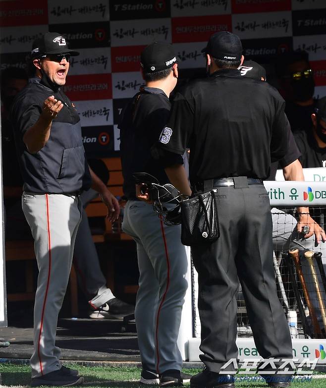 김태완 주심이 투수의 세트 포지션 상황에서 소리를 내는 한화 덕아웃 향해 경고를 주고 있다.