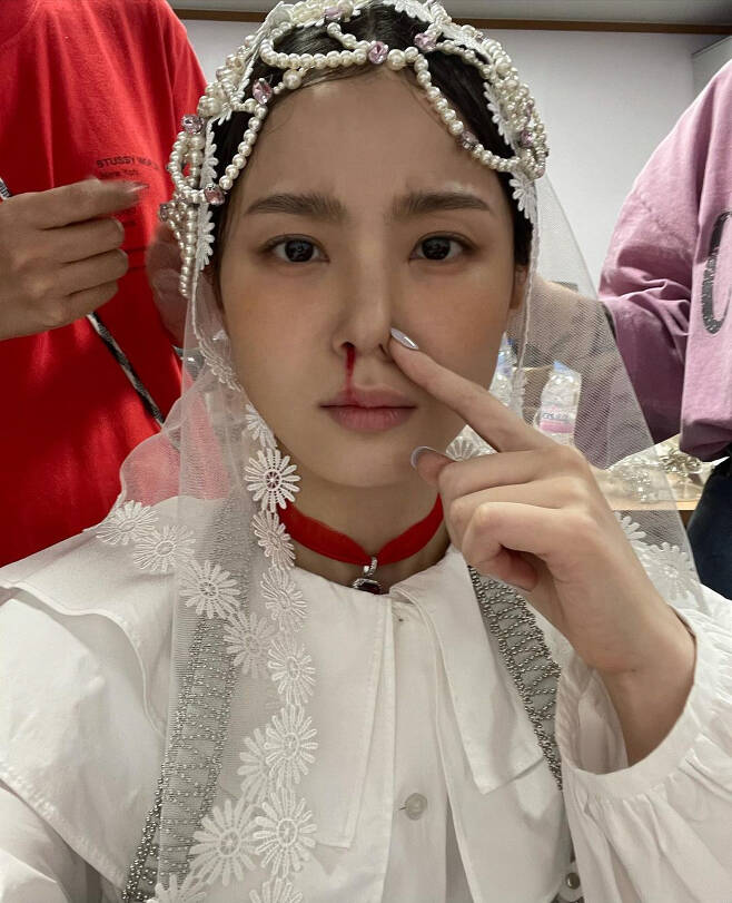 Singer Lee Hi surprised fans with Coppy make-upLee Hi posted several photos on his SNS on the 28th, and Lee Hi, who is under makeup, was featured in the public photos.Lee Hi is taking a selfie with a serious look while wearing a copy makeup, followed by Lee Hi, who also showed a close-up of a realistic copy makeup.In Lee His appearance, Korean zombie Chan Sung Jung commented, Who did this? Where is he?Lee Hi and mixed martial arts player Chan Sung Jung are members of the same AOMG.On the other hand, singer Lee Hi released a new album 4 ONLY on the 9th.