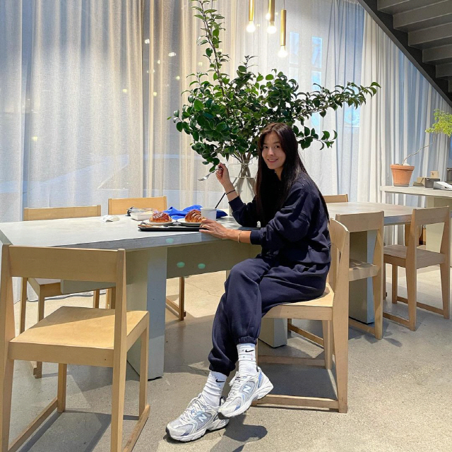 Actor Kim Sung-eun waited for her daughter in hip fashion.Kim Sung-eun posted several photos on the 28th with his article Jung Yoon-has waiting for the supplementation of the school!In the photo, Kim Sung-eun, who is waiting for her daughter, Yoon-ha, was shown. Kim Sung-eun, who is dressed in Joger pants and Vinnie Man-to-Man, also digested hip fashion.Kim Sung-euns young fashion and beauty fans responded to Is not your sister a high school student? And My sister is like a high school student.Meanwhile, Kim Sung-eun is married to former footballer Jung Jo-gook, and has two daughters.