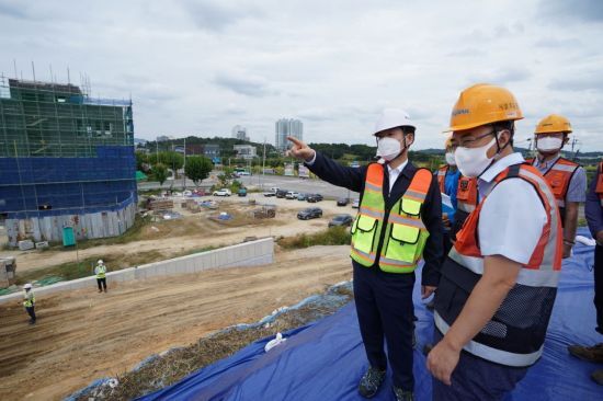 한국철도 정왕국 사장직무대행(왼쪽 첫 번째)이 27일 경강선 이천역 수해피해 복구현장을 점검하고 있다. 한국철도 제공