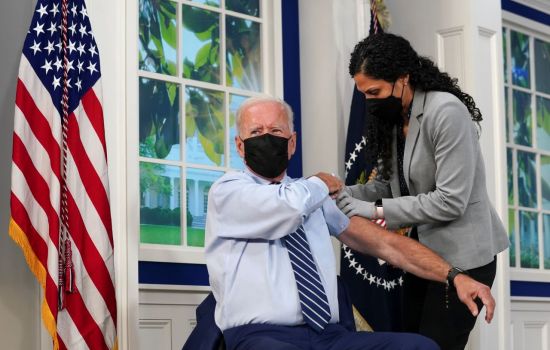 27일(현지시간) 조 바이든 미국 대통령이 백악관에서 화이자 코로나19 백신 부스터샷을 접종받고 있다. [이미지출처=로이터연합뉴스]