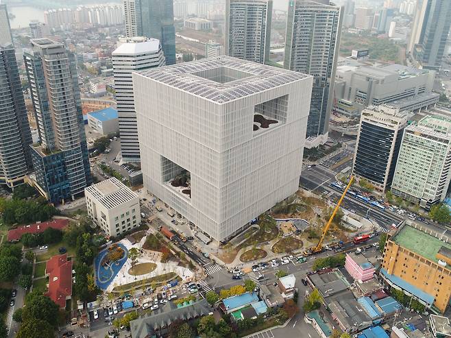 서울 용산구 아모레퍼시픽 사옥. /현대건설