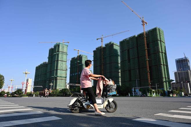 파산 위기에 몰린 중국의 대형 민영 부동산 기업 헝다 그룹이 허난성 주마뎬에서 진행하고 있는 아파트 건설 현장 /연합뉴스
