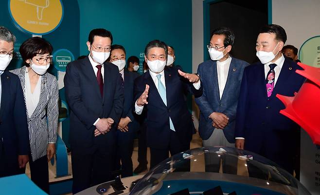 정승일(오른쪽 세번째) 한국전력 사장이 28일 광주에서 문을 연 에너지파크를 둘러보고 있다./한국전력 제공