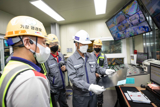 장세욱(가운데) 동국제강 부회장이 S1CCL에서 생산한 컬러강판을 보고 있다. <동국제강 제공>