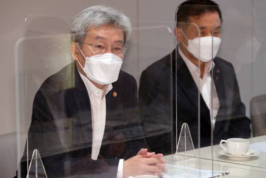 고승범(왼쪽) 금융위원장이 28일 서울 중구 은행연합회 뱅커스클럽에서 진행된 정책금융기관장 간담회에 참석, 발언하고 있다. (금융위원회 제공)