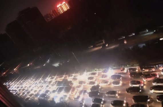 중국이 최근 최악의 전력난을 겪고 있다. 사진은 랴오닝성 성도 선양의 밤거리. 가로등은 물론 신호등도 꺼졌다. -웨이보 갈무리 /사진=뉴스1
