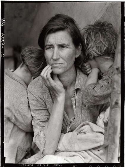 도로시아 랭, 이주노동자 어머니(Migrant Mother, 1936). 랭의 사진은 고뇌하는 이의 모습을 강렬하게 담아내어 미국 대공황 시기를 상징하는 이미지가 되었다. 우리 모두가 고통 가운데 있음을 생각할 때, 우리는 새로운 방식으로 서로에게 손을 내밀 수 있다.