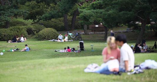 지난 22일 오후 서울 송파구 올림픽공원을 찾은 시민들이 나들이를 즐기고 있다. 연합뉴스