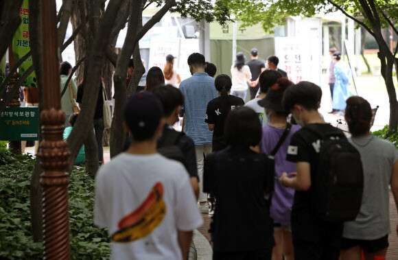 대구 중구 국채보상공원 임시선별진료소에서 시민들이 코로나19 검사를 받고 있다. 연합뉴스